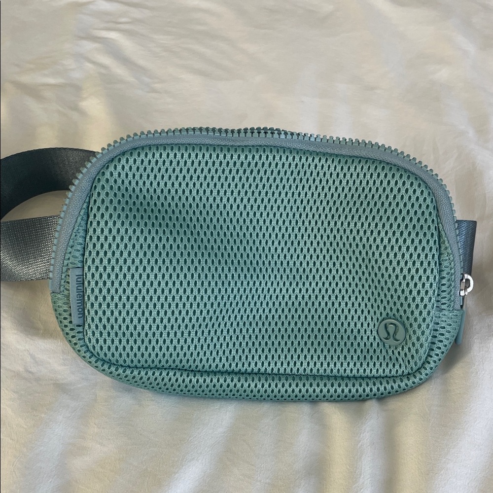 lululemon athletica Everywhere Belt Bag *knit mesh